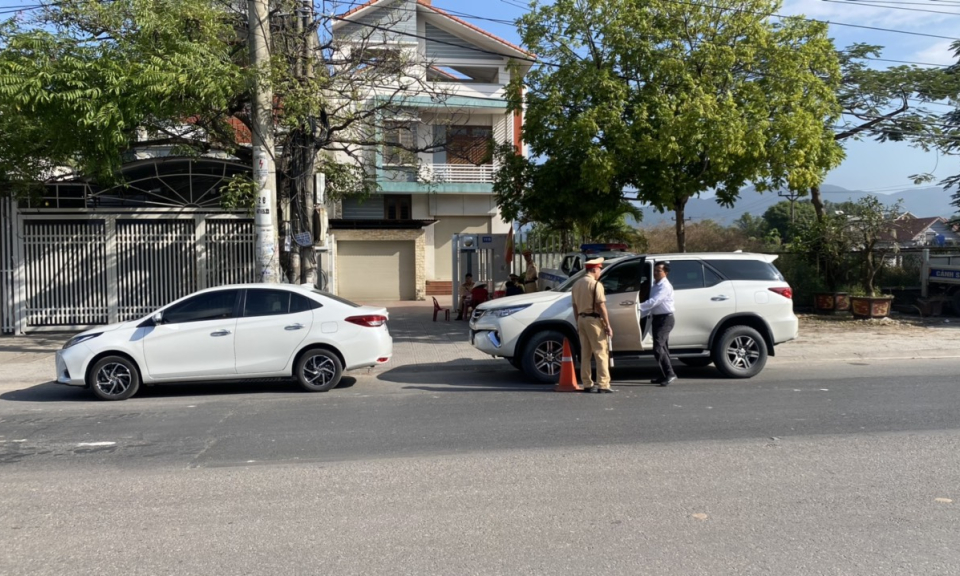 Đông Triều tăng cường kiểm tra, xử lý đảm bảo ATGT dịp cuối năm
