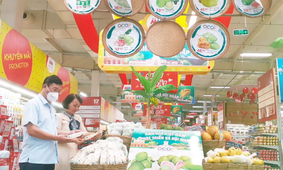 Đoàn kiểm tra liên ngành Sở Công Thương kiểm tra nguồn hàng chuẩn bị Tết