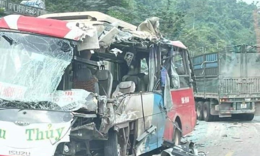 Ô tô khách nát vụn sau cú tông trực diện xe đầu kéo, 5 người thương vong