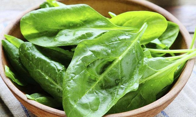 Lợi ích sức khỏe của nước ép cải bó xôi sẽ khiến bạn ngạc nhiên