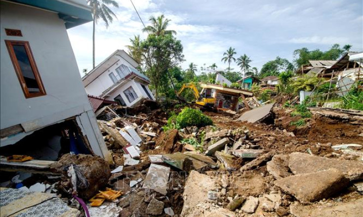 Indonesia giải cứu bé trai 6 tuổi sau 2 ngày mắc kẹt dưới đống đổ nát do động đất