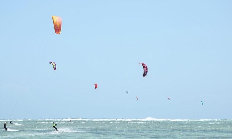 Ninh Thuan to host international kitesurfing week 2022