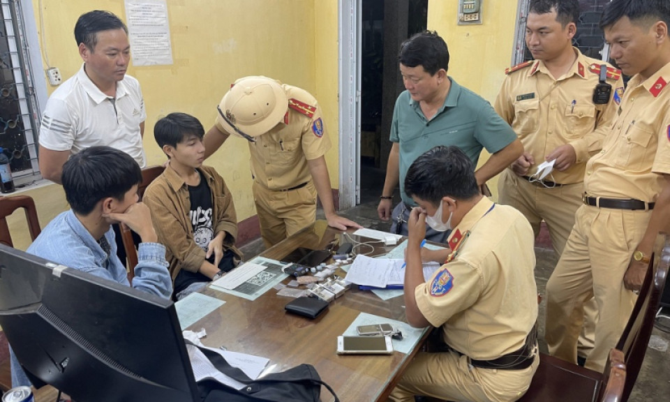Thanh niên vi phạm luật giao thông lộ diện 7 gói ma túy