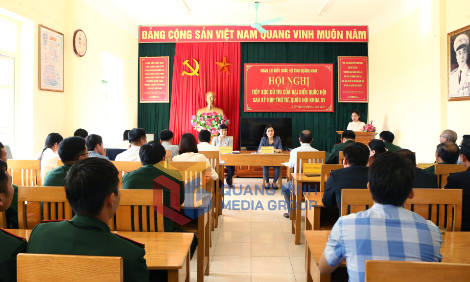 Đại biểu Quốc hội Trần Thị Kim Nhung và Nguyễn Thị Thu Hà tiếp xúc cử tri tại đảo Trần (Cô Tô), tháng 11-2022