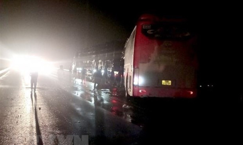 Xe khách đâm xe tải trên cao tốc Nội Bài-Lào Cai, 7 người thương vong