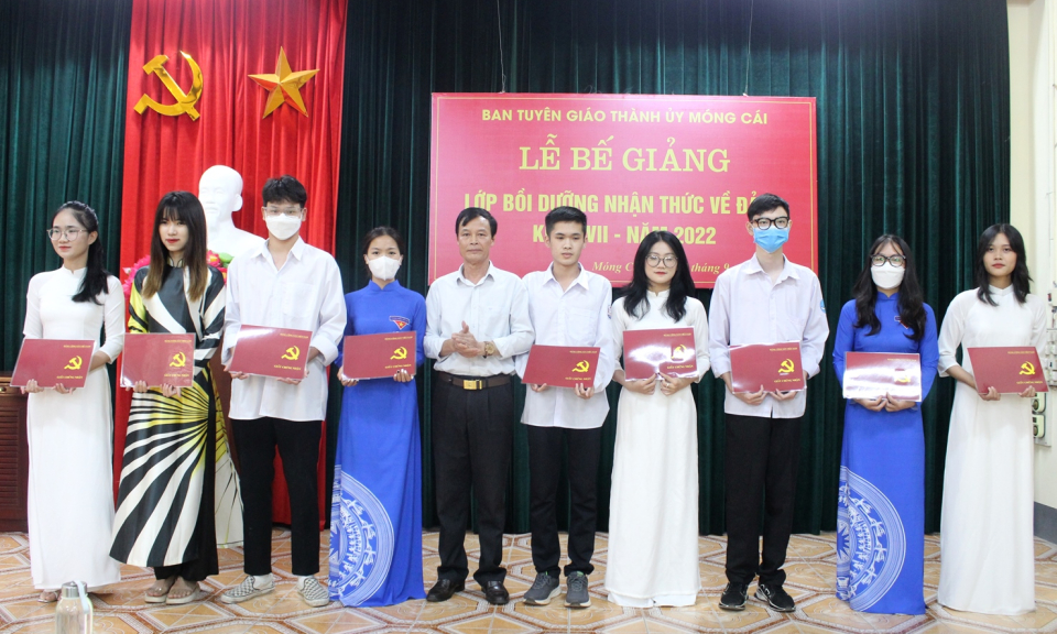Nỗ lực hoàn thành chỉ tiêu phát triển đảng viên mới