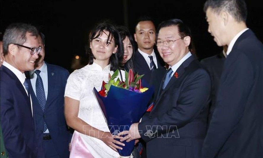 Chủ tịch Quốc hội Vương Đình Huệ đến Thủ đô Canberra, bắt đầu thăm chính thức Australia
