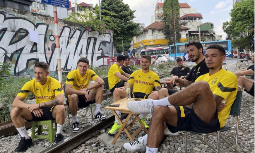 Sẽ xử phạt quán cà phê để dàn cầu thủ Dortmund ngồi trên đường ray tàu