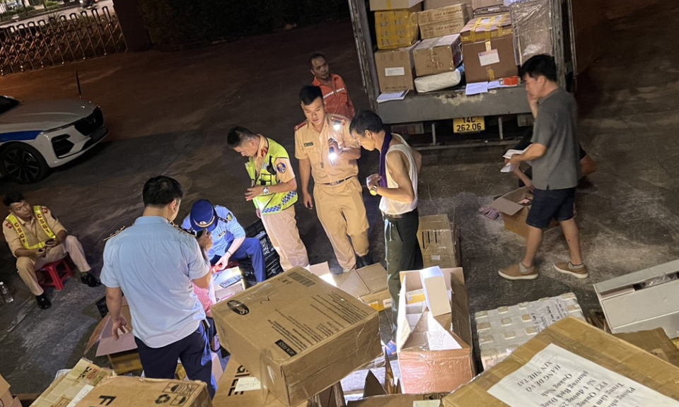 Bắt giữ 2 xe ô tô hàng nhập lậu không rõ nguồn gốc
