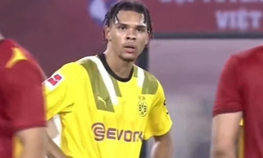 Cầu thủ Dortmund ngỡ ngàng khi trận gặp Việt Nam chỉ có 1 phút bù giờ