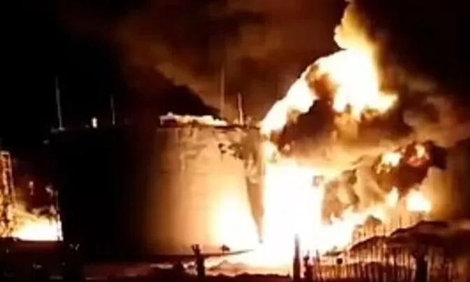 Cháy kho dầu Nga giáp biên giới Ukraine