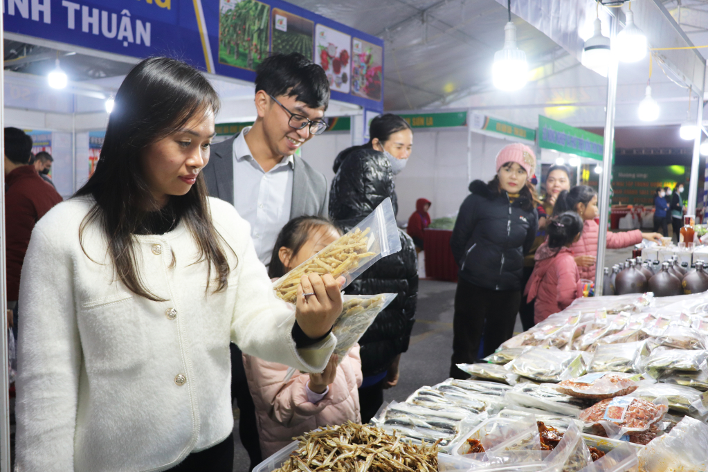 Đông đảo người dân tới thăm quan, mua sắm tại hội chợ OCOP Quảng Ninh - Đông 2022.