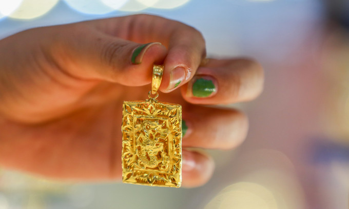 Gold prices inch up