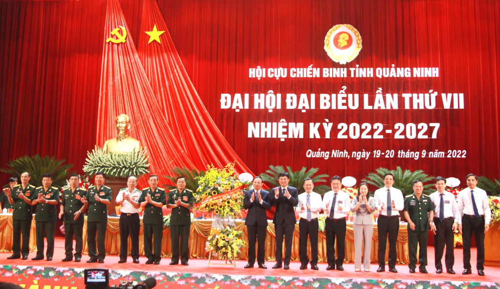 Các đồng chí lãnh đạo tỉnh tặng hoa chúc mừng Đại hội đại biểu Hội CCB tỉnh lần thứ VII nhiệm kỳ 2022-2027.