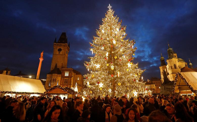 Cây thông Noel được thắp sáng khi chợ Giáng sinh truyền thống mở cửa tại Quảng trường Phố cổ ở Praha, Czech.