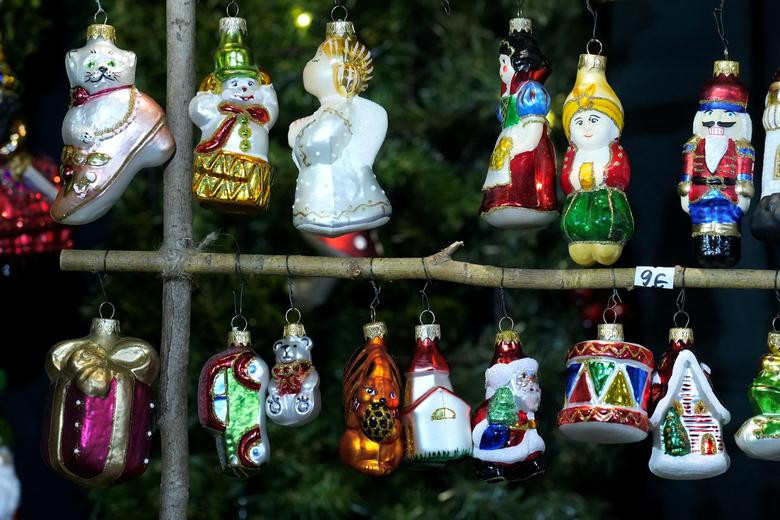 Đồ trang trí cây thông Noel được trưng bày tại chợ Giáng sinh ở Tallinn, Estonia.