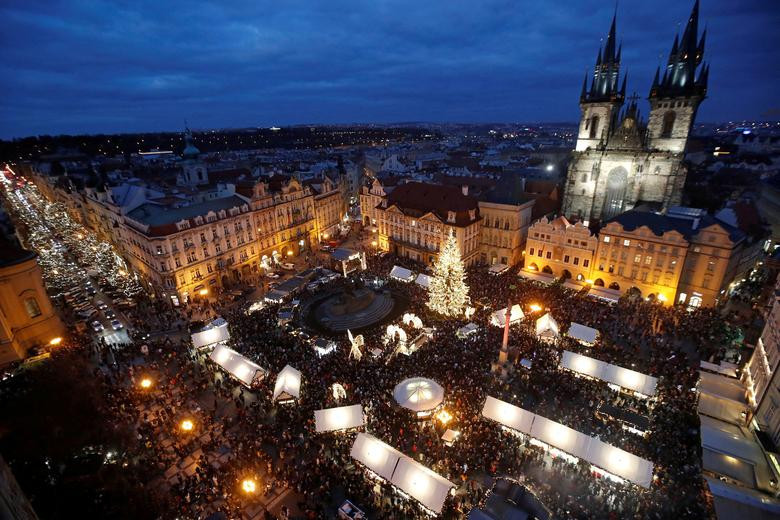 Cây thông Noel được thắp sáng khi chợ Giáng sinh truyền thống mở cửa tại Quảng trường Phố cổ ở Praha, Czech.