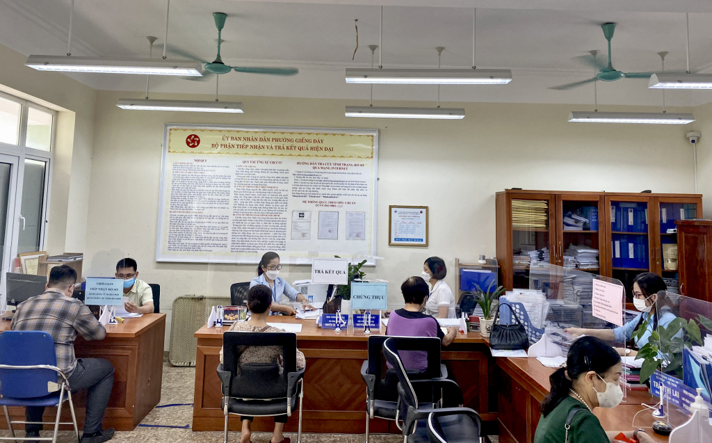 Cán bộ, công chức phường Giếng Đáy, TP Hạ Long giải quyết thủ tục hành chính cho người dân tại Bộ phận Tiếp nhận và trả kết quả hiện đại cấp xã của phường.