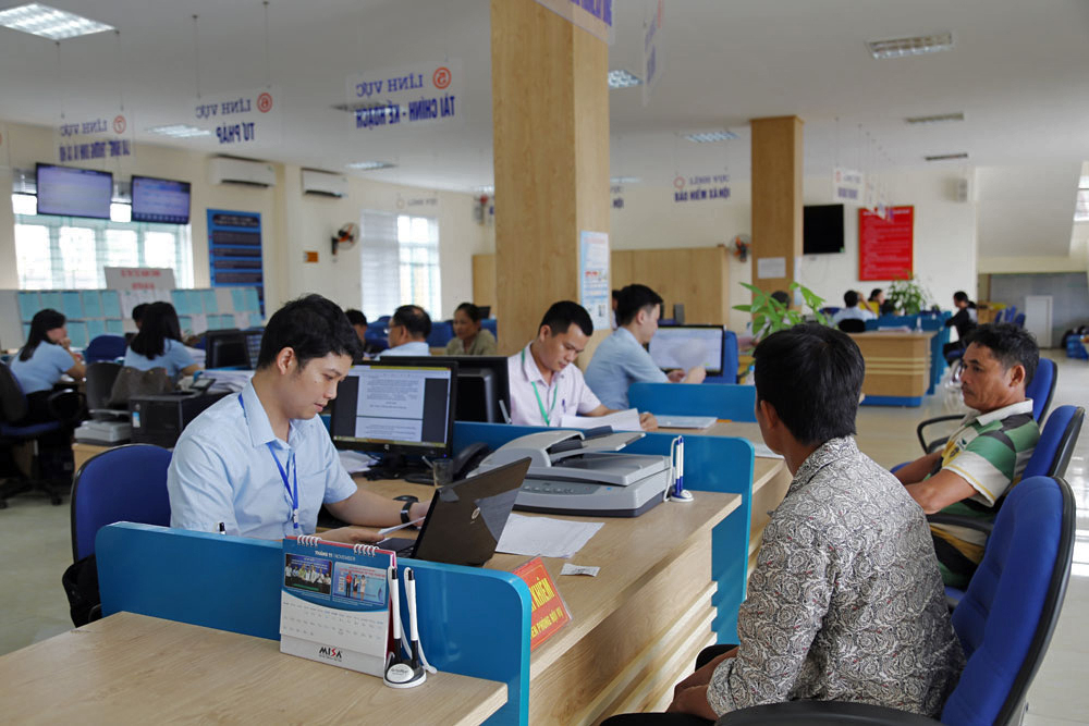 Người dân đến làm thủ tục hành chính tại Trung tâm hành chính công huyện Hải Hà.