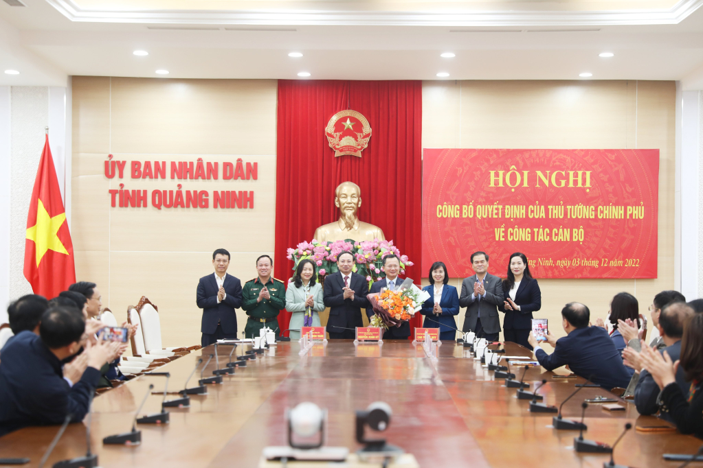 Các đồng chí lãnh đạo tỉnh chúc mừng đồng chí Cao Tường Huy, Quyền Chủ tịch UBND tỉnh.