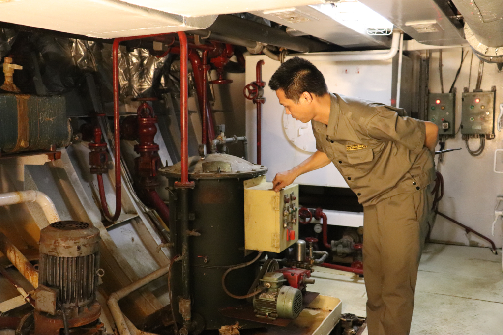 Nhân viên tàu Công ty CP Du thuyền Đông Dương kiểm tra thiết bị phân ly lọc nước trên tàu.