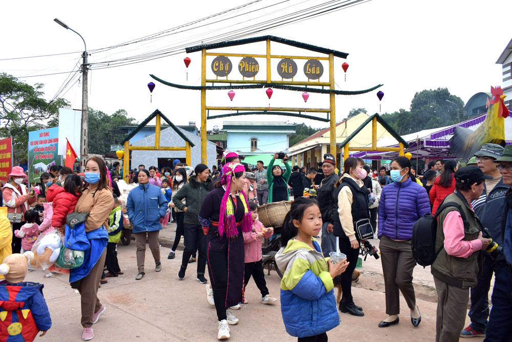 Chợ phiên Hà Lâu thu hút đông đảo người dân và du khách trong ngày khai mạc