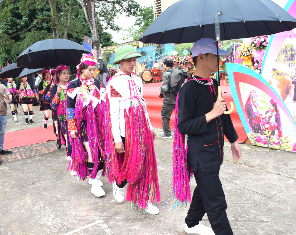 Lễ hội tái hiện đám cưới Dao là dân tộc chiếm số đông ở xã Hà Lâu