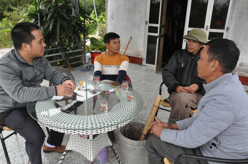 Ông Triệu Văn Sáng (đầu tiên từ trái sang) - người có uy tín ở thôn Thìn Thủ, xã Quảng An (Đầm Hà) tuyên truyền đến người dân ý thức tham gia giữ gìn an ninh trật tự trên địa bàn xã.