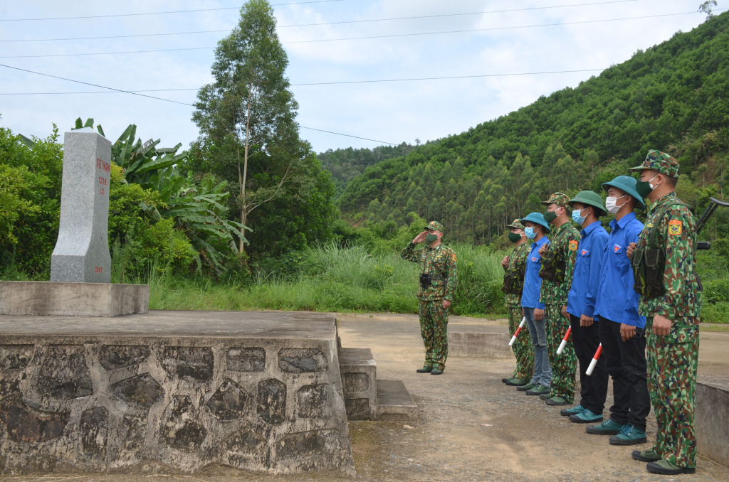 CBCS Đồn Biên phòng Cửa khẩu Hoành Mô cùng lực lượng ĐVTN trên địa bàn tuần tra bảo vệ đường biên, cột mốc biên giới.  Ảnh: Nguyễn Chiến.