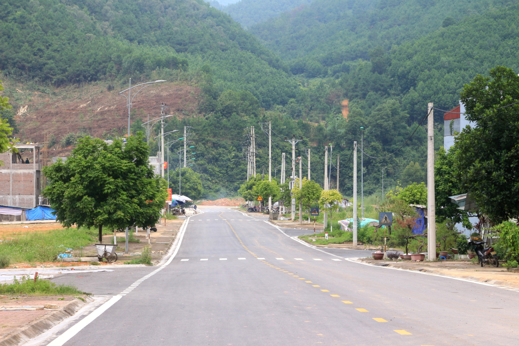 Các tuyến đường giao thông trên địa bàn huyện Bình Liêu ngày một được đầu tư đồng bộ, hiện đại. Ảnh: Mạnh Trường