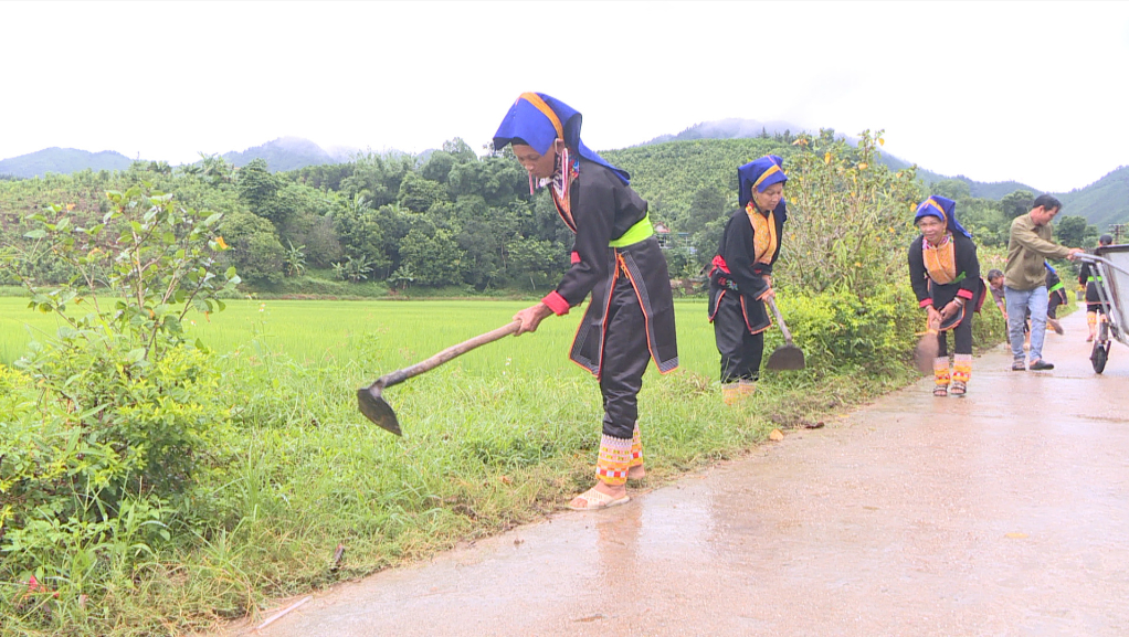 Người dân thôn Nà Bắp, xã Đồn Đạc, huyện Ba Chẽ tham gia ngày chủ nhật xanh.