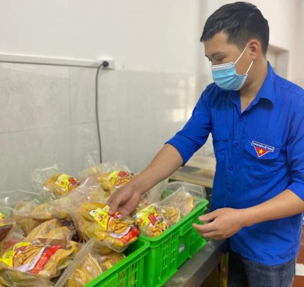 Anh Trần Đăng Hạnh đang đóng gói các sản phẩm gà Tiên Yên để cung cấp ra thị trường.