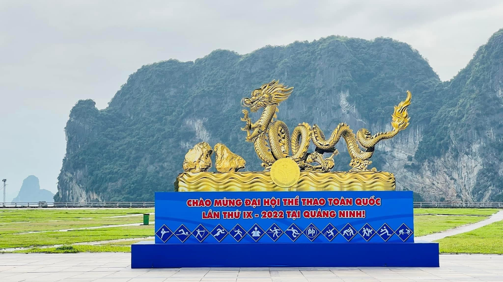 Cụm mô hình linh vật Rồng Hạ Long tại Quảng trường 30/10, TP Hạ Long. 