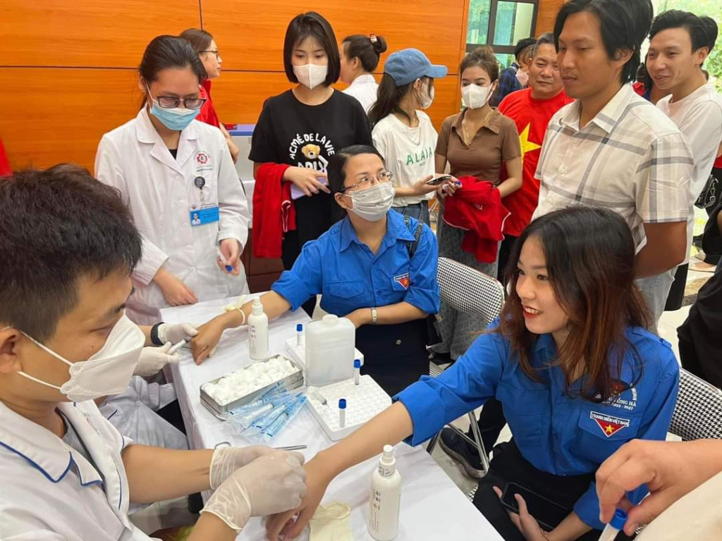 ĐVTN trên địa bàn TP Hạ Long tham gia hiến máu tình nguyện.