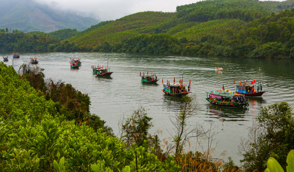 Tái hiện hành trình vượt biển của tổ tiên người Dao huyện Ba Chẽ trong lễ hội Bàn Vương năm 2022.