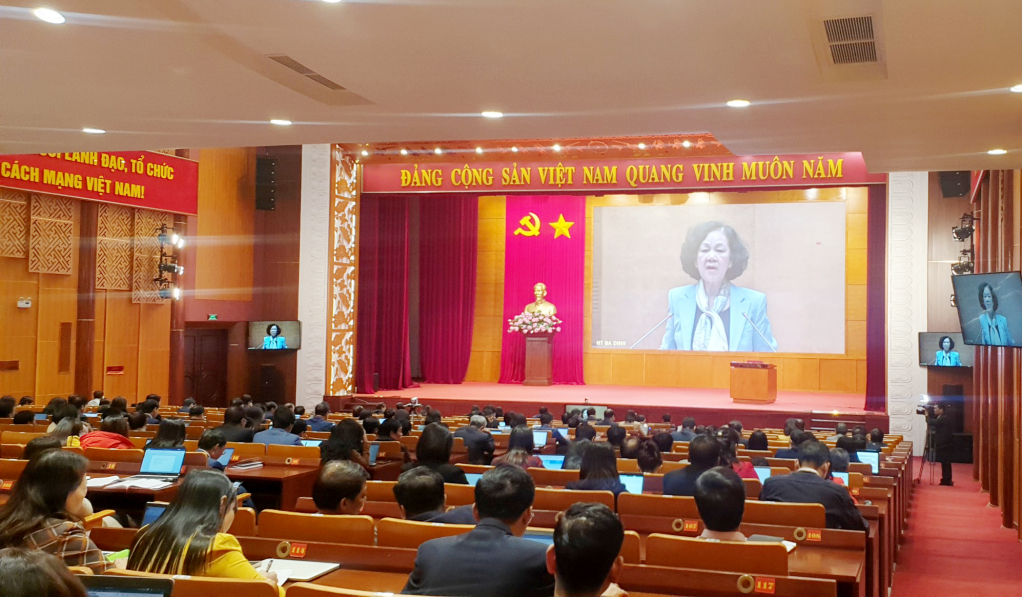 Đồng chí Trương Thị Mai, Ủy viên Bộ Chính trị, Bí thư Trung ương Đảng, Trưởng Ban Tổ chức Trung ương truyền đạt chuyên đề “Tiếp tục đổi mới phương thức lãnh đạo, cầm quyền của Đảng đối với hệ thống chính trị trong giai đoạn mới”.