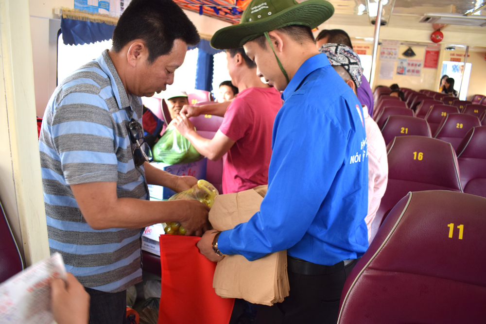 Đoàn viên thanh niên huyện Cô Tô, tuyên truyền và đổi túi nhựa  lấy túi thân thiện môi trường cho du khách trên tàu từ cảng Vân Đồn