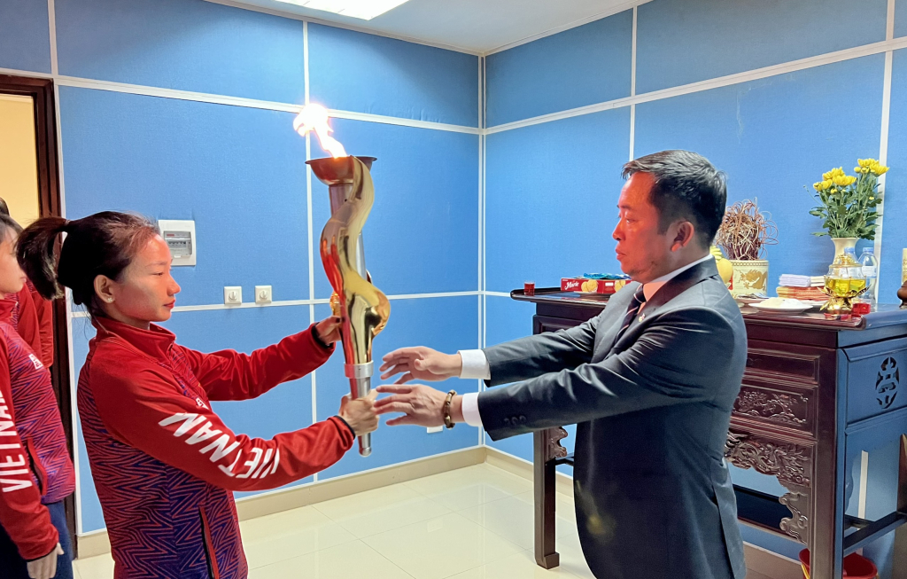 Sau đó ngọn đuốc được đưa về Khu Liên hợp thể thao tỉnh Quảng Ninh (phường Đại Yên, TP Hạ Long) để lưu lửa phục vụ ngày khai mạc 9/12/2022.