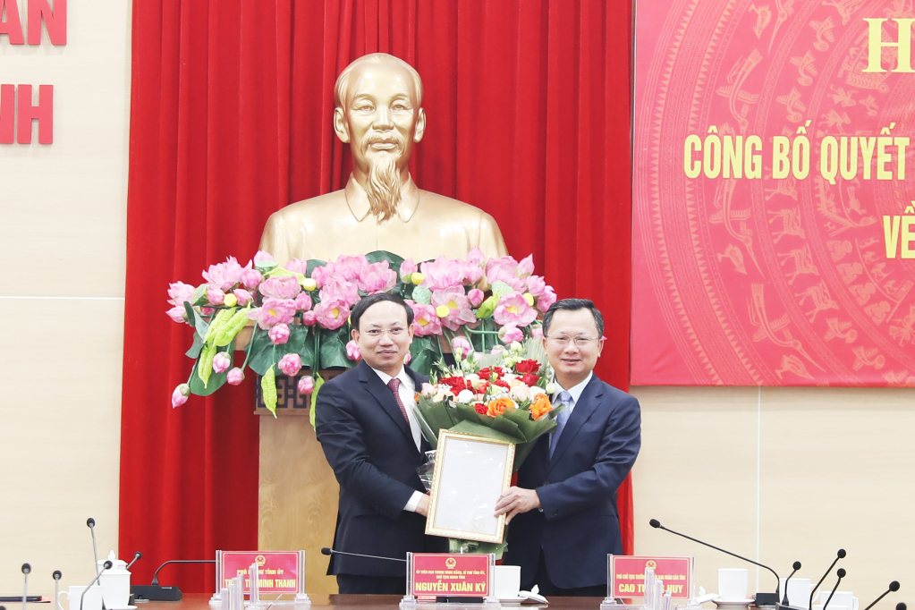 Authorised by the Prime Minister, Mr. Nguyen Xuan Ky, Member of the Party Central Committee Secretary of the provincial Party's Committee, Chairman of the provincial People's Council, handed over the decision of the acting Chairman of the provincial People's Committee to Mr. Cao Tuong Huy.