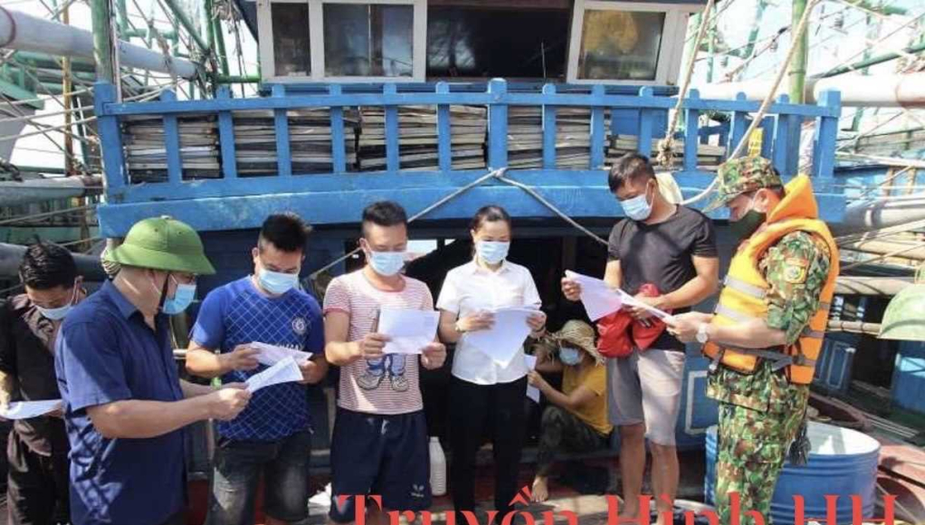 Đồn Biên phòng Quảng Đức tuyên truyền cho ngư dân chấp hành nghiêm pháp luật trong việc khai thác đánh bắt thủy sản.