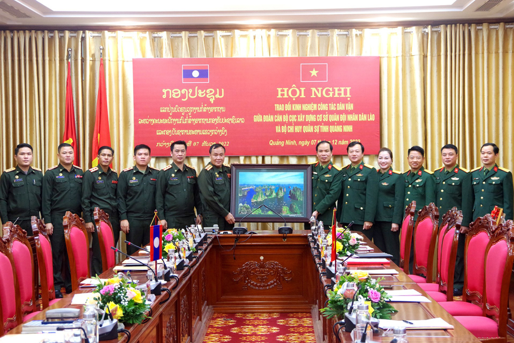 Bộ CHQS tỉnh Quảng Ninh tặng quà lưu niệm cho đoàn cán bộ Cục Xây dựng cơ sở, Tổng cục Chính trị QĐND Lào.
