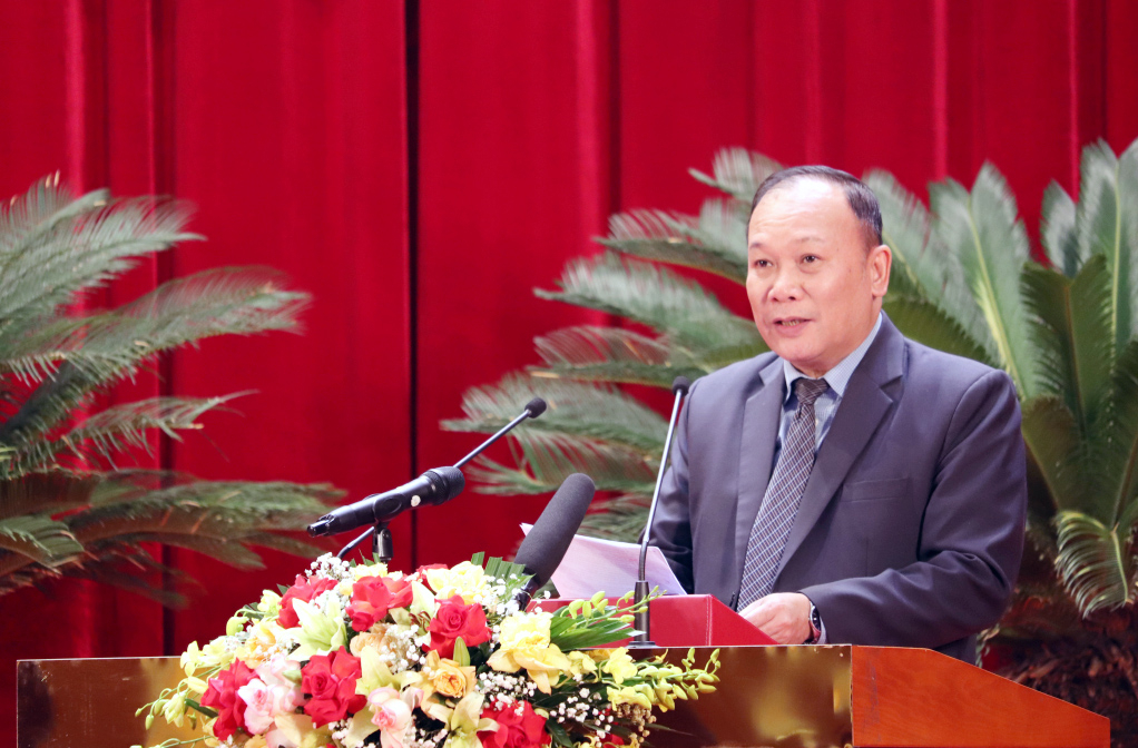 Đồng chí Nguyễn Hoài Sơn, Giám đốc Sở Lao động, Thương binh và Xã hội, trình bày tờ trình tại Kỳ họp.