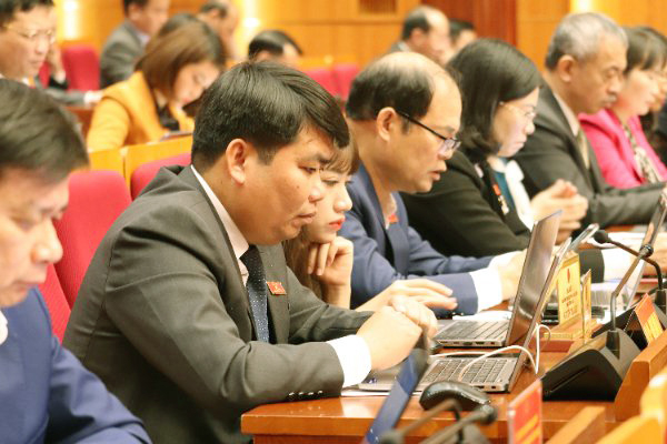 Các đại biểu tập trung nghiên cứu các báo cáo, tờ trình tại Kỳ họp.