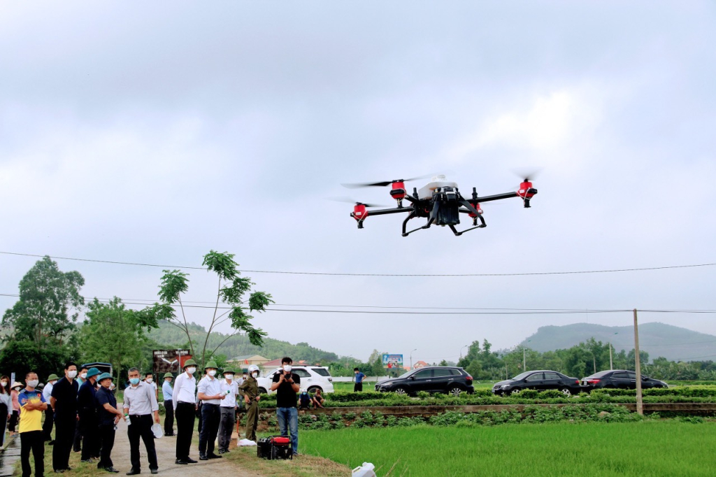 Nông dân Đông Triều hào hứng tìm hiểu, quan sát thực tế, tiến tới sở hữu hoặc sử dụng dịch vụ từ thiết bị bay không người lái trong nông nghiệp. 