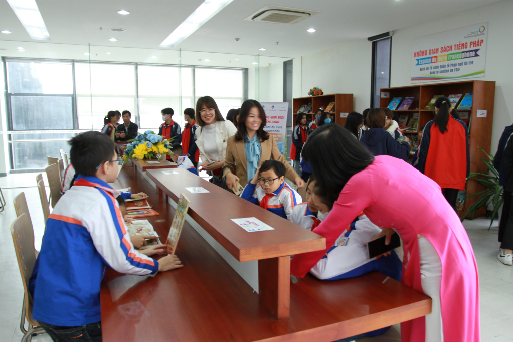 Học sinh và giáo viên trên địa bàn thành phố Hạ Long tìm đọc sách tiếng Pháp ở Thư viện Quảng Ninh.