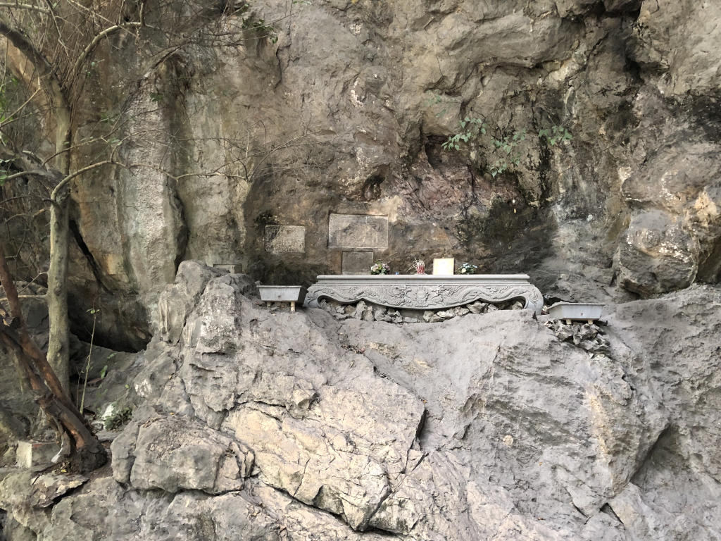 Trên vách hang có 3 văn bia khắc vào đá núi Con Mèo.