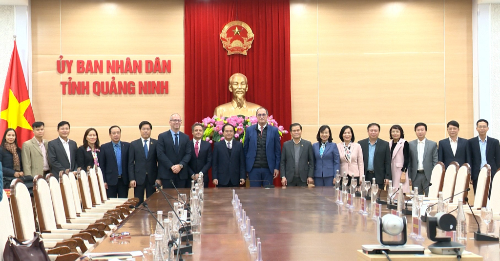 PCT UBND tỉnh Bùi Văn Khắng và Chủ tịch Eurogroup Consulting Gilles Bonnenfant cùng các đại biểu chụp ảnh lưu niệm sau buổi làm việc.