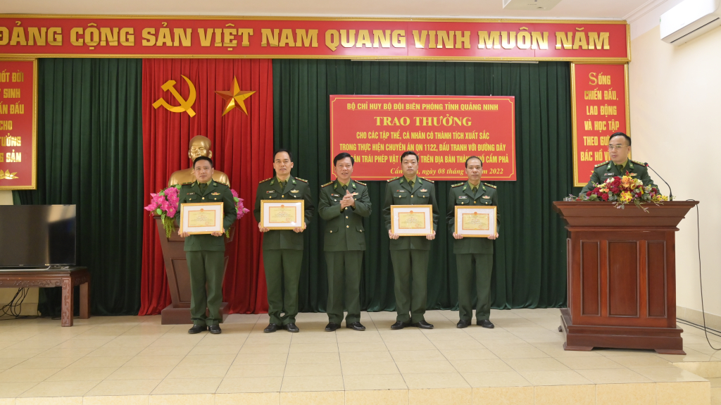 Đại tá Lê Xuân Men, Chính ủy BĐBP tỉnh đã tặng thưởng giấy khen cho 5 cá nhân có thành thích xuất sắc trong chuyên án.