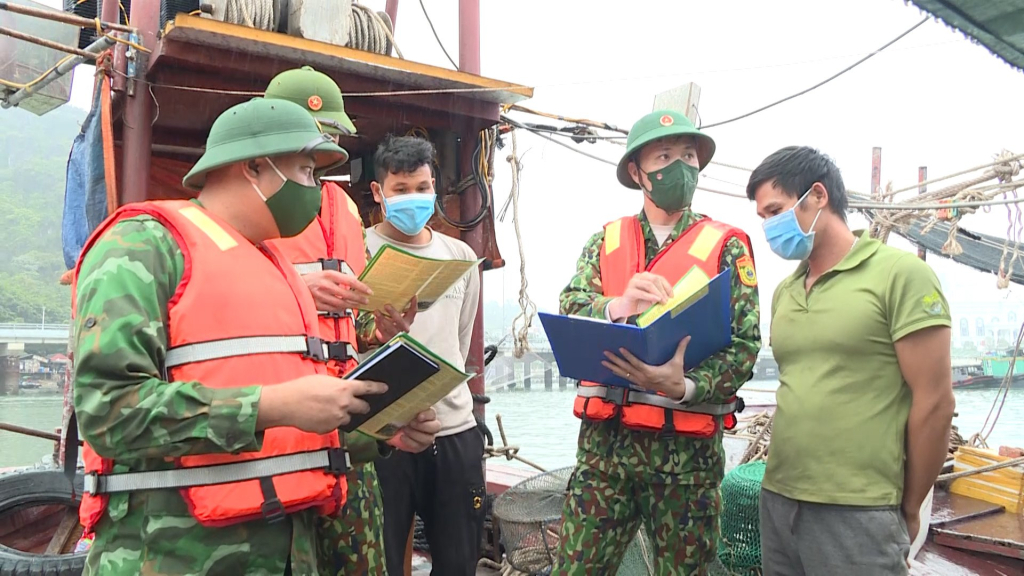 CBCS Hải đội 2 (BĐBP tỉnh) tuyên truyền, phổ biến, giáo dục pháp luật cho ngư dân. Ảnh Hoài Minh