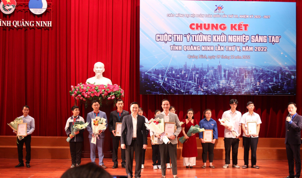 Tác giả Nguyễn Hữu Hoàng, hội viên CLB Đầu tư và khởi nghiệp TP Hạ Long nhận giải nhất với Dự án “Tối ưu phao nhựa HDPE”.